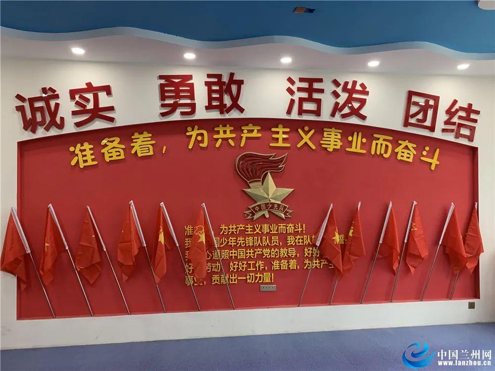 国军将领荣归故里，遭一小商贩敲诈，其母拿出自己积蓄替儿子解围